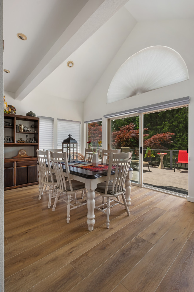 Réalisation d'une salle à manger ouverte sur la cuisine marine de taille moyenne avec un mur blanc, un sol en vinyl, un sol marron et un plafond à caissons.