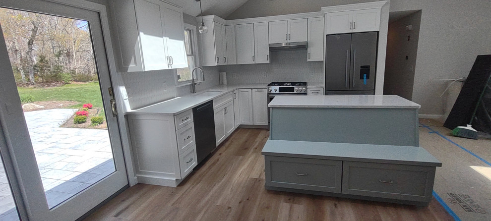 Kitchen & Dining Area Banquett Seated Island Soloution with a splash of color.