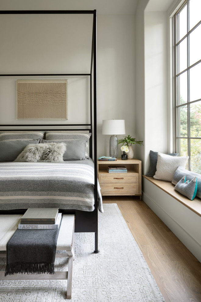 Mittelgroßes Landhausstil Hauptschlafzimmer ohne Kamin mit grauer Wandfarbe, hellem Holzboden, braunem Boden und gewölbter Decke in Denver