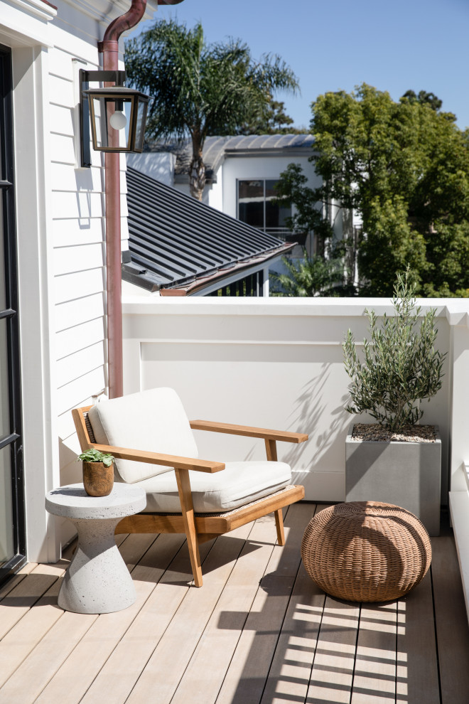 Design ideas for a beach style balcony in Los Angeles.