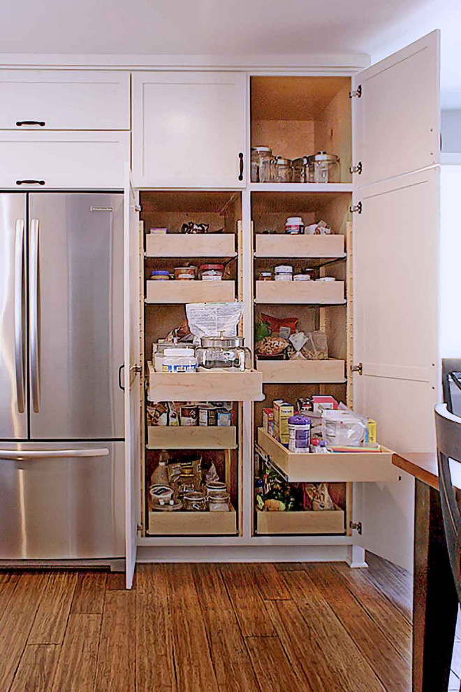 Kitchen - kitchen idea in Richmond