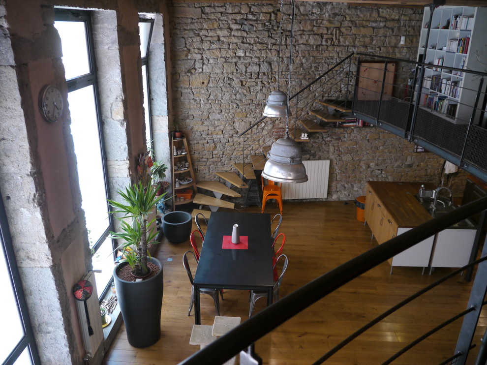 Industrial family room in Lyon.