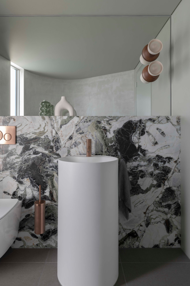 Idéer för ett stort modernt toalett, med grå väggar, klinkergolv i keramik, ett piedestal handfat och grått golv