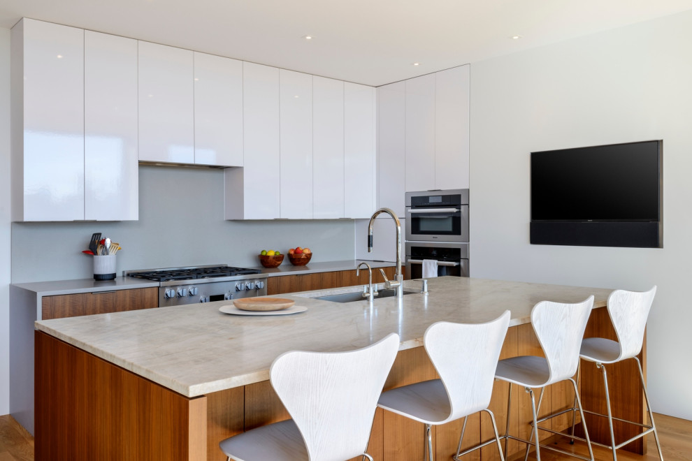 Design ideas for a modern kitchen in Seattle.