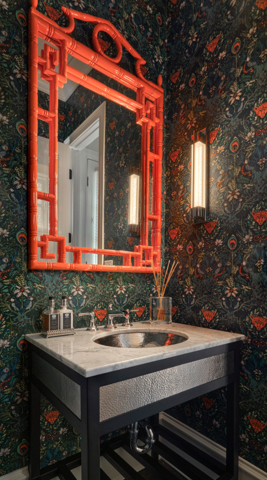 Ejemplo de cuarto de baño de pie bohemio de tamaño medio con armarios abiertos y papel pintado