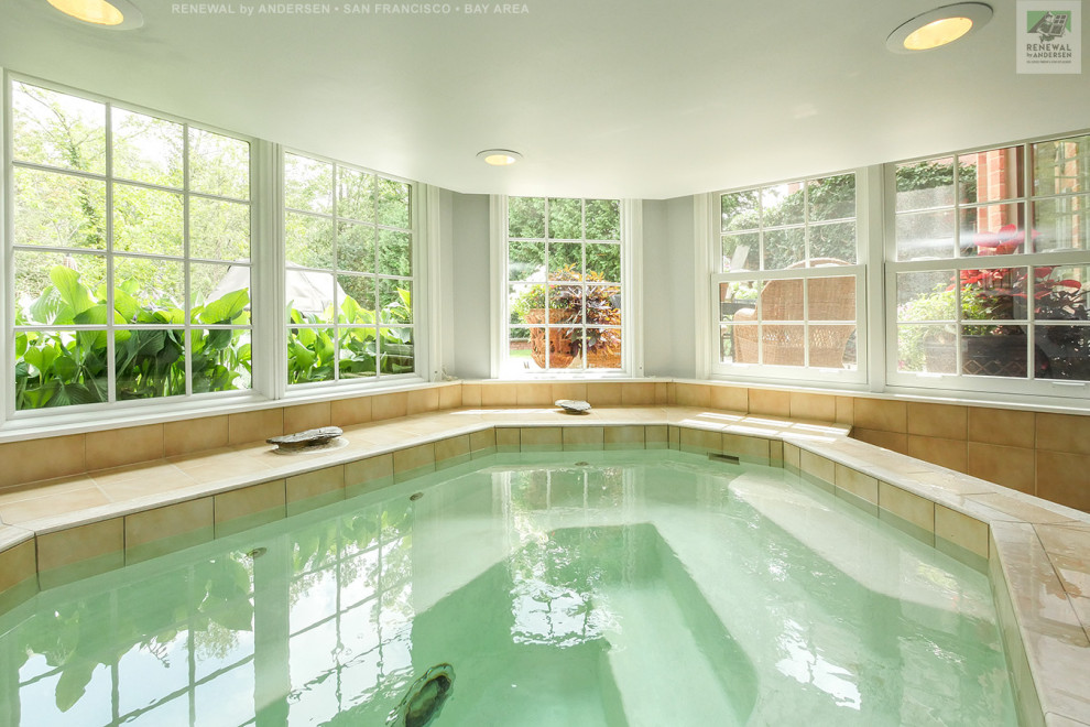 На фото: маленький бассейн произвольной формы в доме с джакузи и покрытием из плитки для на участке и в саду