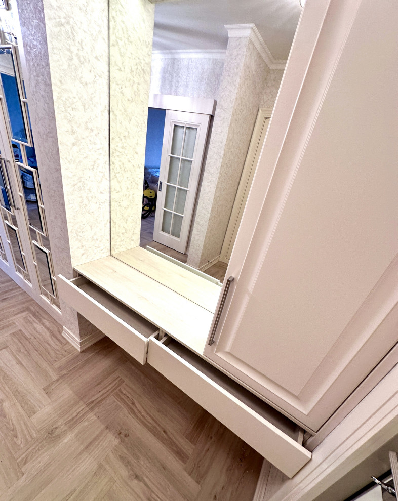 Шкаф с раскладкой в прихожую.