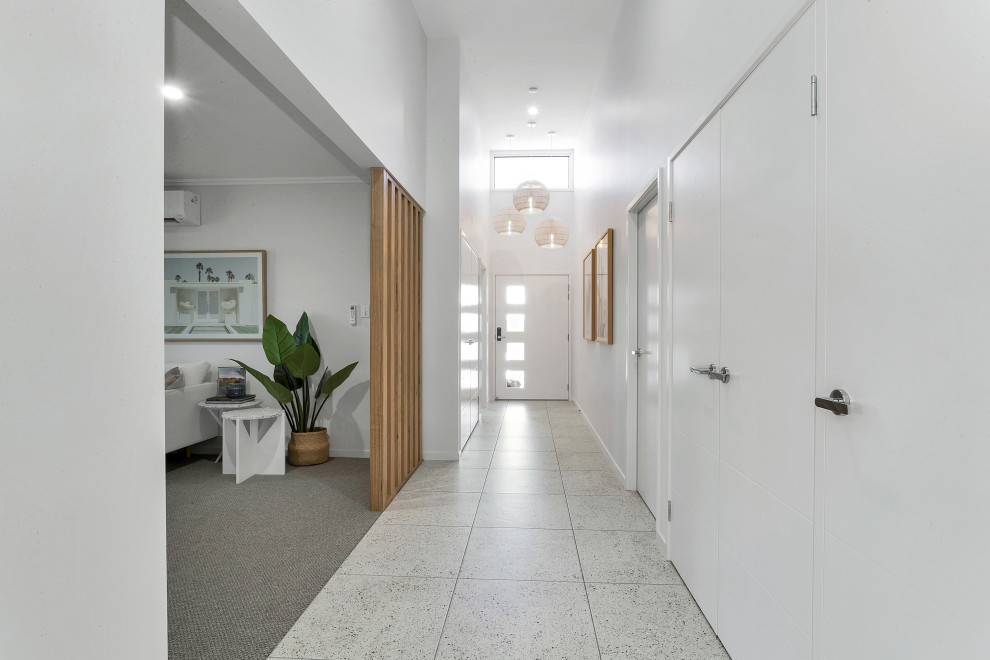 Свежая идея для дизайна: коридор в морском стиле - отличное фото интерьера