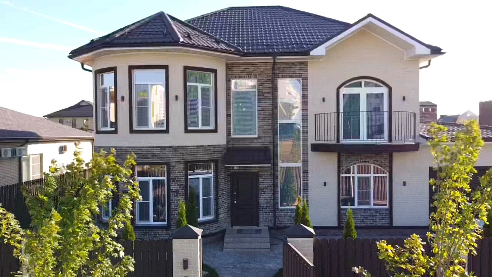 Обрамление окон  и облицовка балкона в классическом стиле