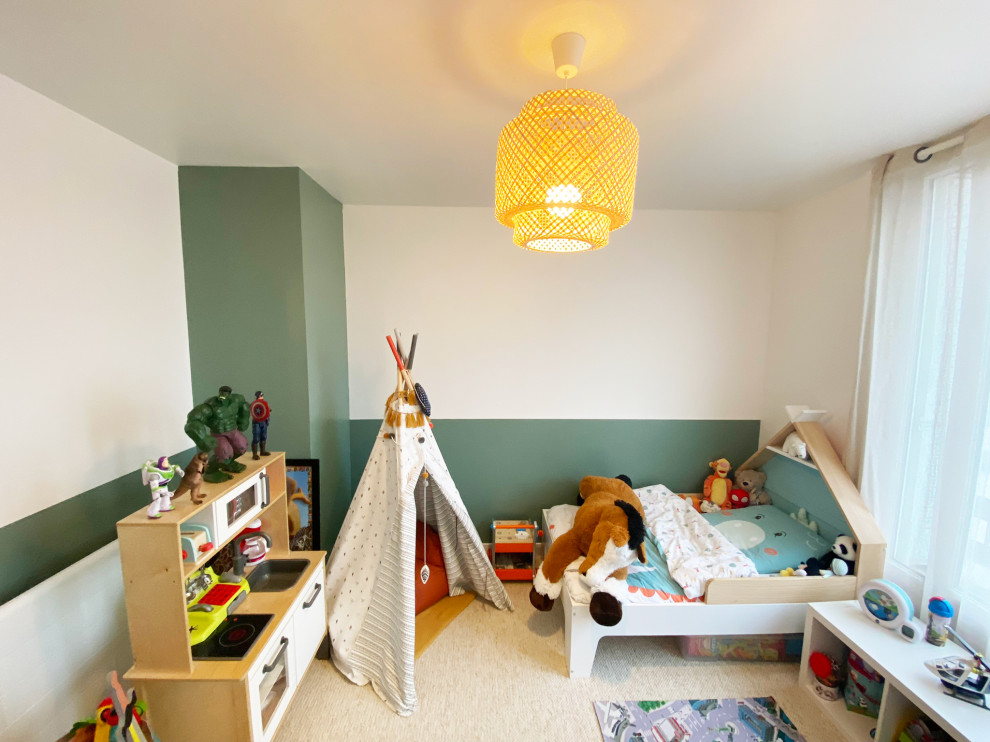 Idéer för att renovera ett mellanstort vintage pojkrum kombinerat med sovrum och för 4-10-åringar, med rosa väggar, heltäckningsmatta och beiget golv