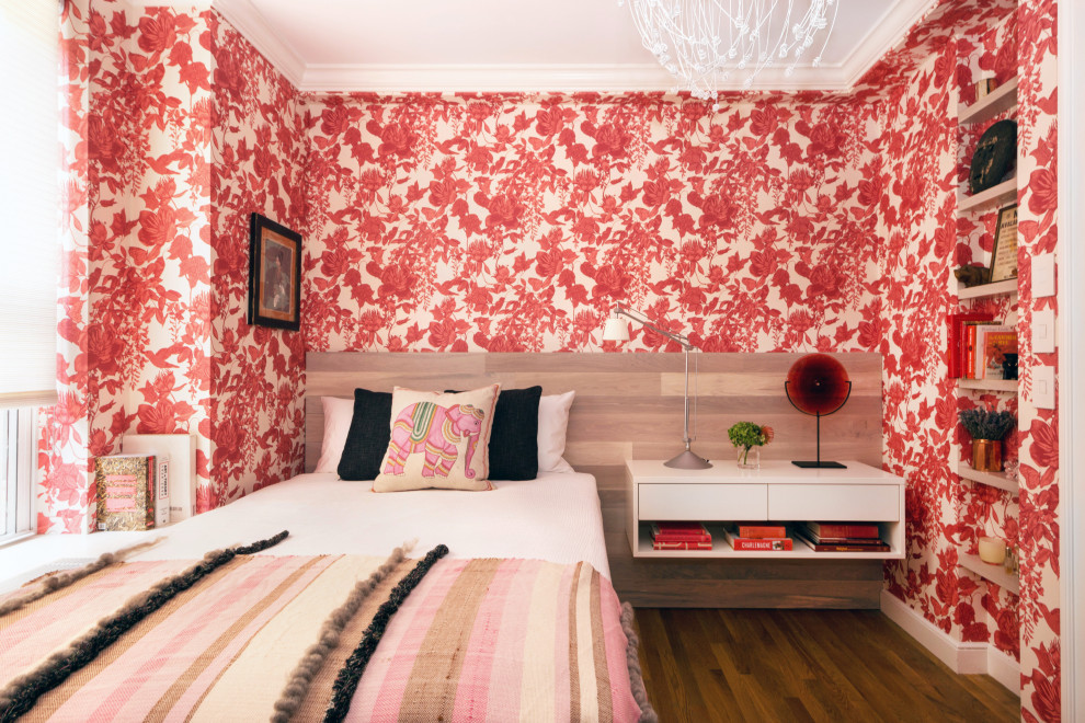 Пример оригинального дизайна: маленькая гостевая спальня (комната для гостей) в современном стиле с красными стенами, паркетным полом среднего тона, коричневым полом, кессонным потолком и обоями на стенах без камина для на участке и в саду