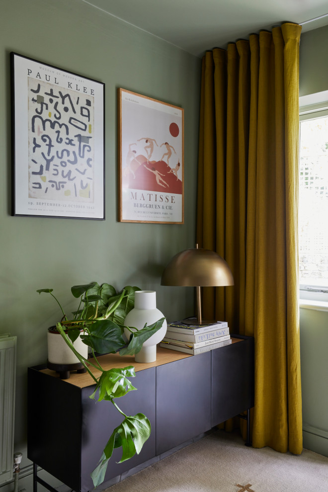 Источник вдохновения для домашнего уюта: гостевая спальня среднего размера, (комната для гостей) в современном стиле с зелеными стенами, полом из керамической плитки и белым полом