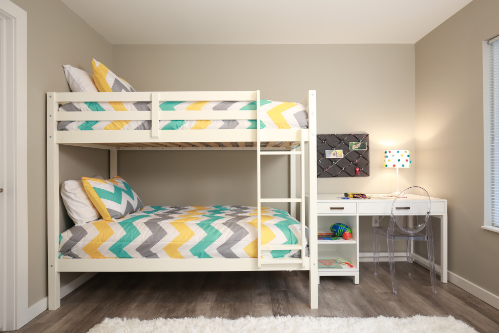 Cette image montre une petite chambre design avec un mur beige, un sol en vinyl et un sol marron.