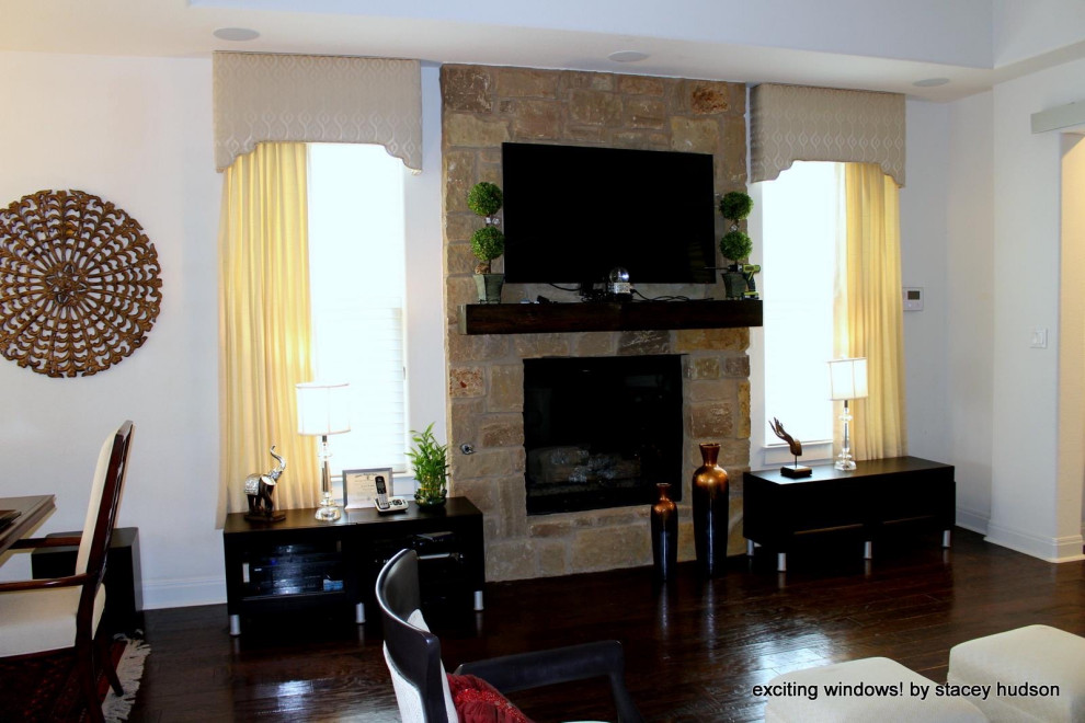 Example of a transitional home design design in Austin