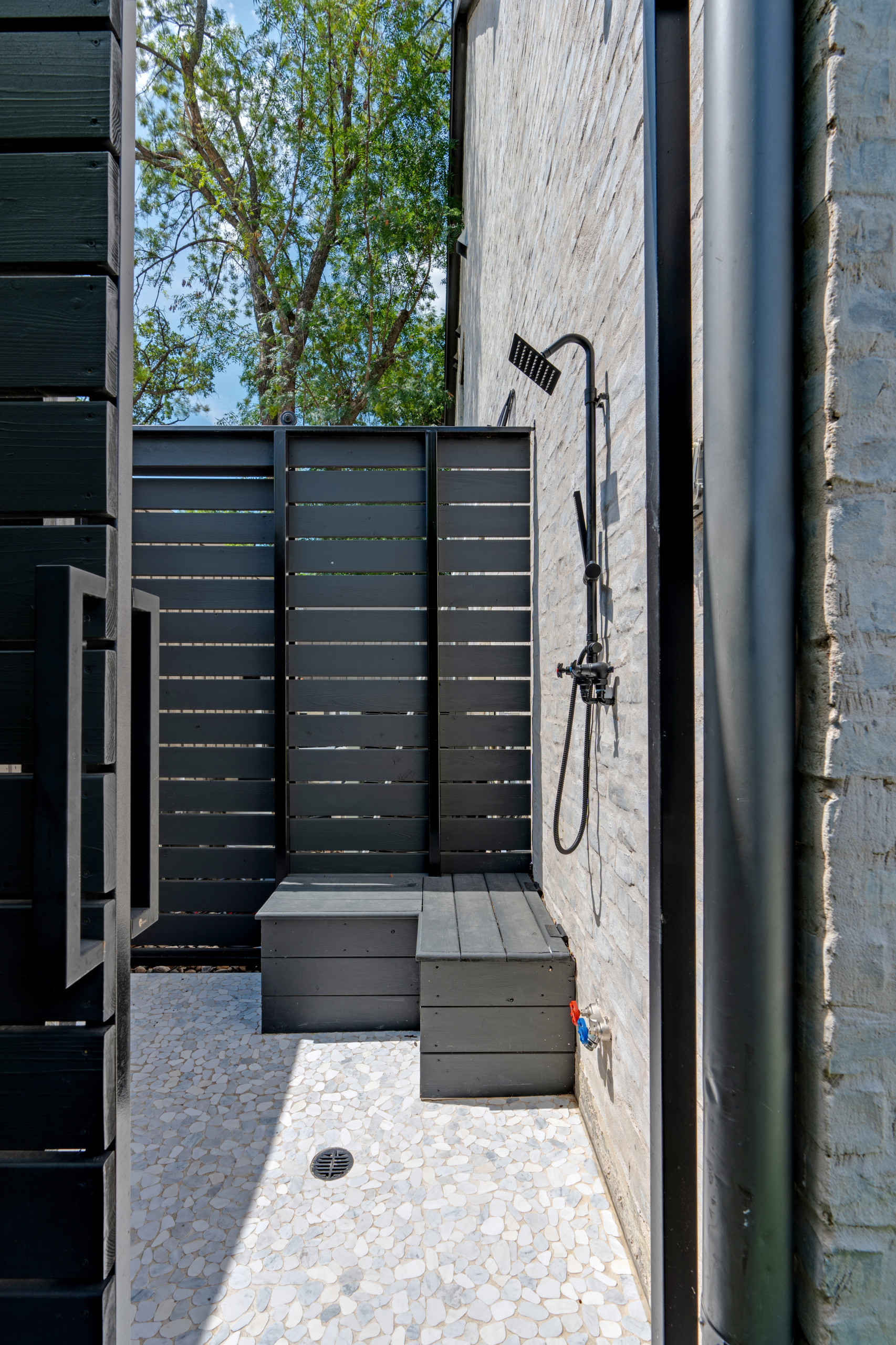 BLUFFVIEW MODERN OASIS