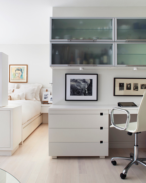 This is an example of a contemporary home office in New York.