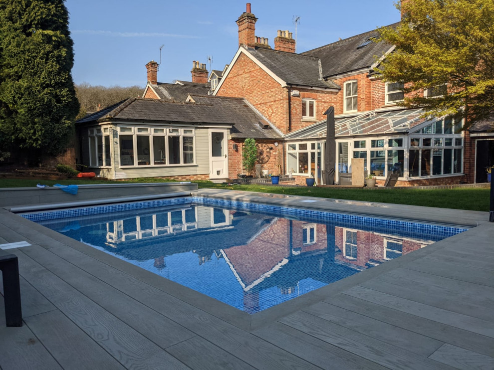 Contemporary swimming pool in Buckinghamshire.