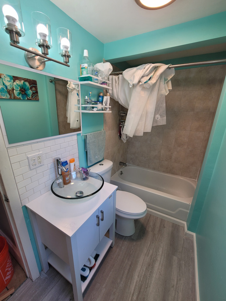 Пример оригинального дизайна: главная ванная комната среднего размера в стиле модернизм с фасадами с утопленной филенкой, белыми фасадами, раздельным унитазом, белой плиткой, керамической плиткой, синими стенами, полом из винила, настольной раковиной, столешницей из ламината, серым полом, белой столешницей, тумбой под одну раковину и напольной тумбой
