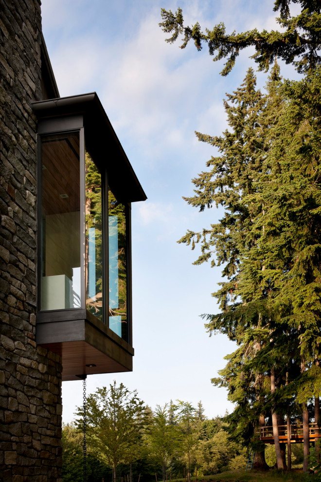 Свежая идея для дизайна: деревянный частный загородный дом в стиле кантри с двускатной крышей, металлической крышей и коричневой крышей - отличное фото интерьера