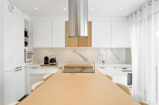 Vue sur hotte suspendue et îlot central - Contemporary - Kitchen - Paris -  by EDECO Rénovation