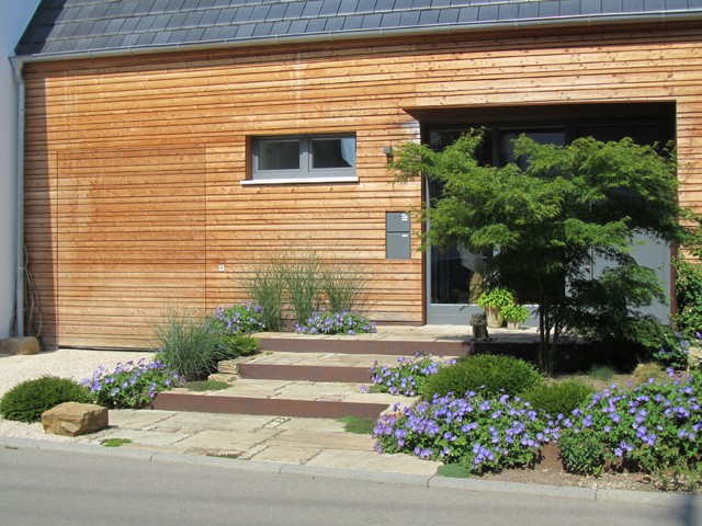 Planung und Anlage eines Eingangsbereiches in Notzingen - Klassisch