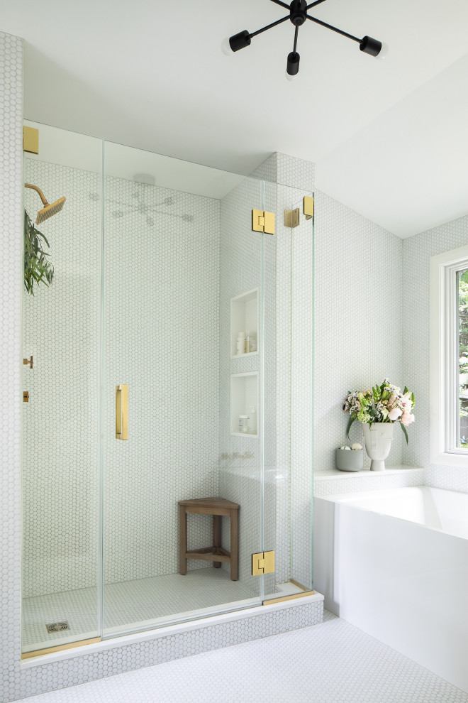 Diseño de cuarto de baño principal retro con baldosas y/o azulejos blancos, baldosas y/o azulejos de cerámica, paredes blancas, suelo de baldosas de cerámica, suelo blanco y hornacina