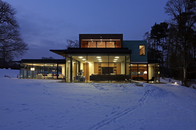 Stockgrove House - dusk in the snow moderne-facade