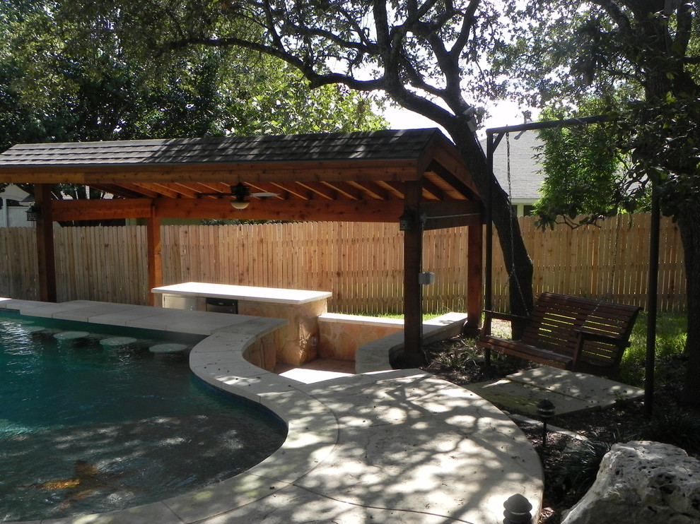 Large eclectic porch idea in Austin