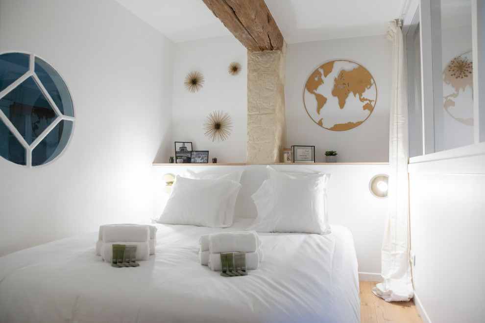 Стильный дизайн: маленькая хозяйская спальня в скандинавском стиле с белыми стенами, светлым паркетным полом, балками на потолке и любой отделкой стен для на участке и в саду - последний тренд
