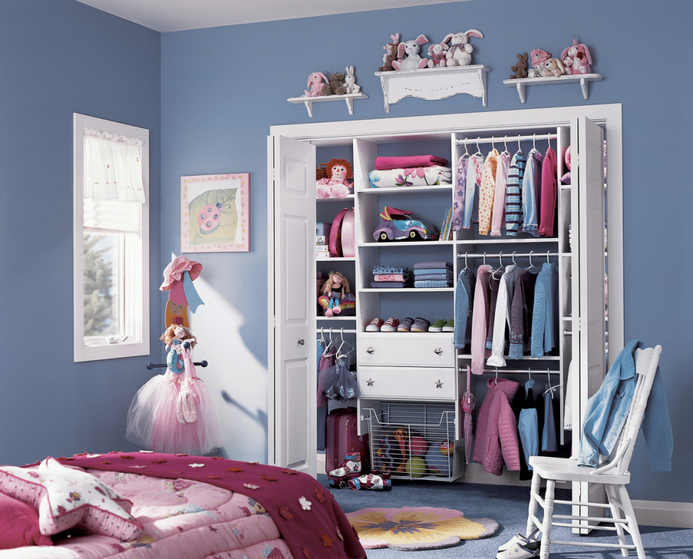 EIngebautes, Kleines Klassisches Ankleidezimmer mit flächenbündigen Schrankfronten, weißen Schränken, Teppichboden und blauem Boden in Sonstige