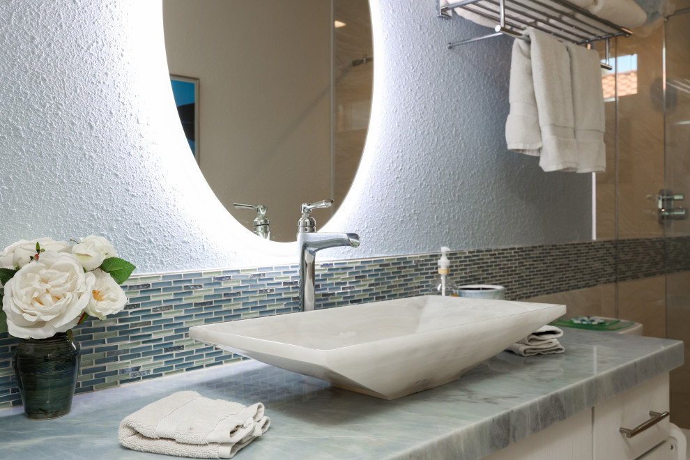 Пример оригинального дизайна: большая детская ванная комната в стиле ретро с плоскими фасадами, белыми фасадами, открытым душем, раздельным унитазом, бежевой плиткой, керамогранитной плиткой, синими стенами, полом из керамогранита, настольной раковиной, столешницей из гранита, бежевым полом, душем с раздвижными дверями, разноцветной столешницей, нишей, тумбой под одну раковину и встроенной тумбой