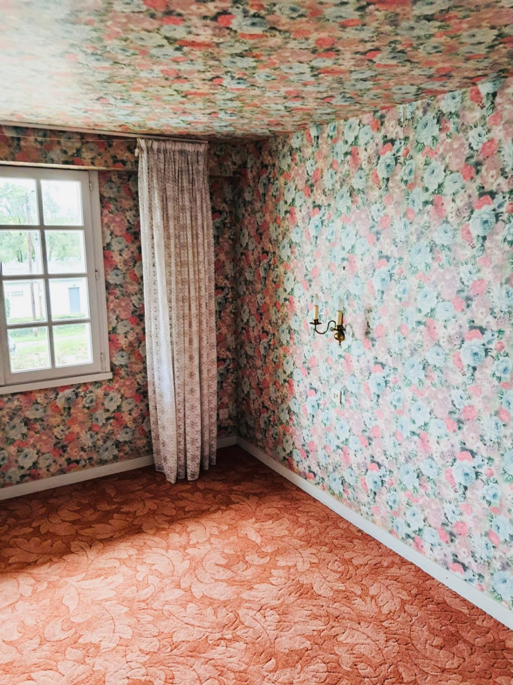 Источник вдохновения для домашнего уюта: маленькая гостевая спальня (комната для гостей) в стиле ретро с разноцветными стенами, ковровым покрытием, оранжевым полом, потолком с обоями и обоями на стенах для на участке и в саду