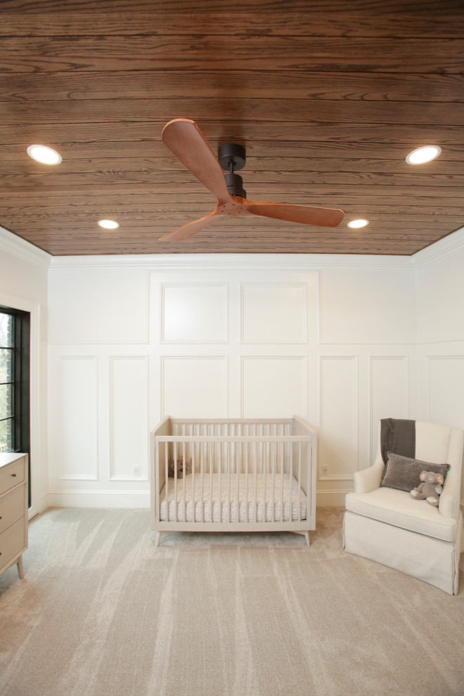 Modelo de habitación de bebé neutra clásica renovada con paredes blancas, moqueta y machihembrado