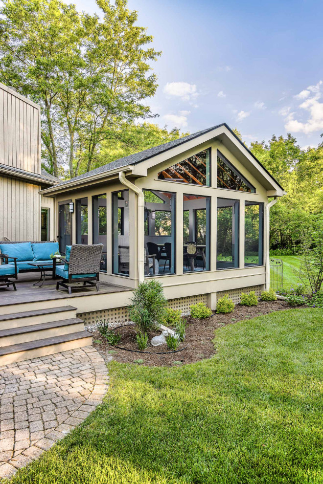 Idée de décoration pour un porche d'entrée de maison arrière design de taille moyenne avec une moustiquaire, une terrasse en bois et une extension de toiture.
