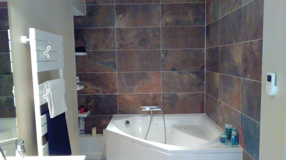 Salle de bain?[Réalisation de salle de bain With des portes de placard noires, une baignoire d'angle, un carrelage marron, un carrelage de pierre, un mur beige, un sol en linoléum and un lavabo de ferme.]:[Réalisation de salles de bain With des portes de placard noires, une baignoire d'angle, un carrelage marron, un carrelage de pierre, un mur beige, un sol en linoléum and un lavabo de ferme.]