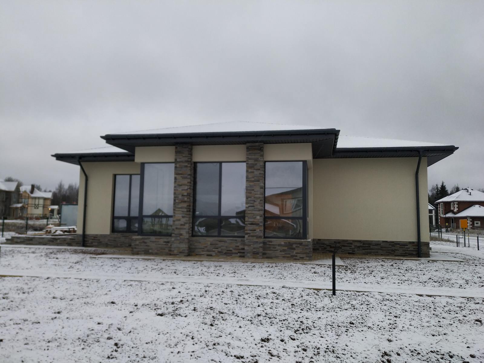 Небольшой одноэтажный дом из кирпича, утепление фасада пенопластом 150мм