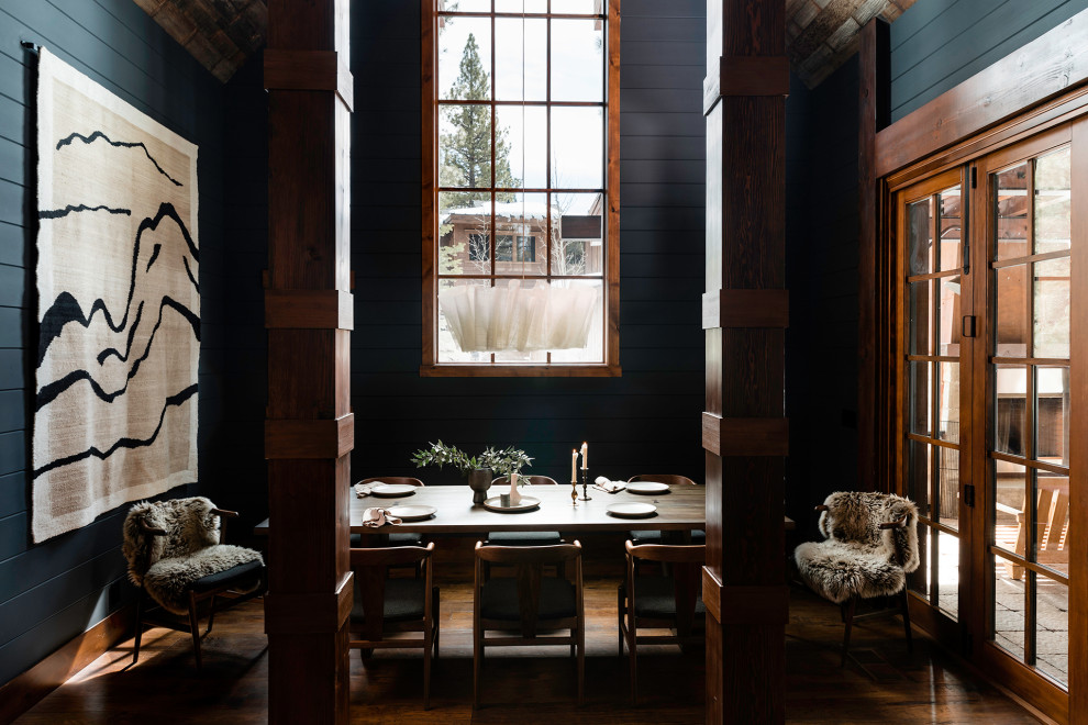 Пример оригинального дизайна: кухня-столовая в стиле фьюжн с черными стенами, паркетным полом среднего тона, коричневым полом, деревянным потолком и стенами из вагонки