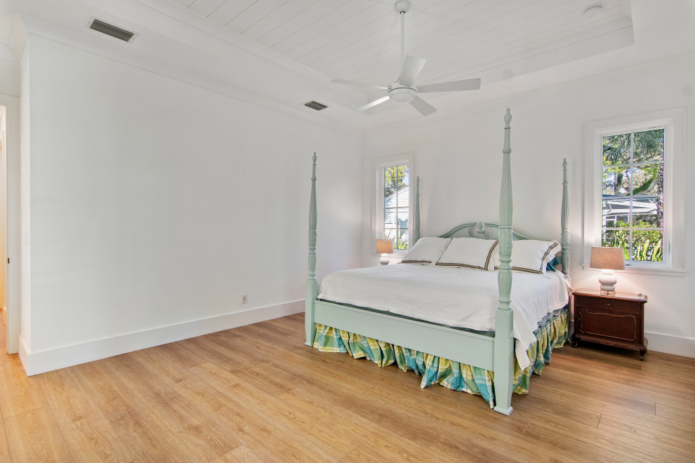 Aménagement d'une grande chambre d'amis bord de mer avec un mur blanc, un sol en vinyl, un sol beige et un plafond en lambris de bois.