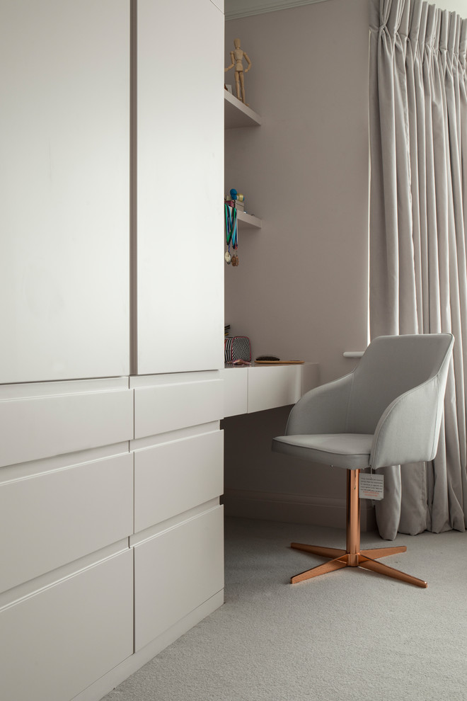 Inspiration pour une chambre neutre de 4 à 10 ans design avec un bureau, moquette et un sol gris.
