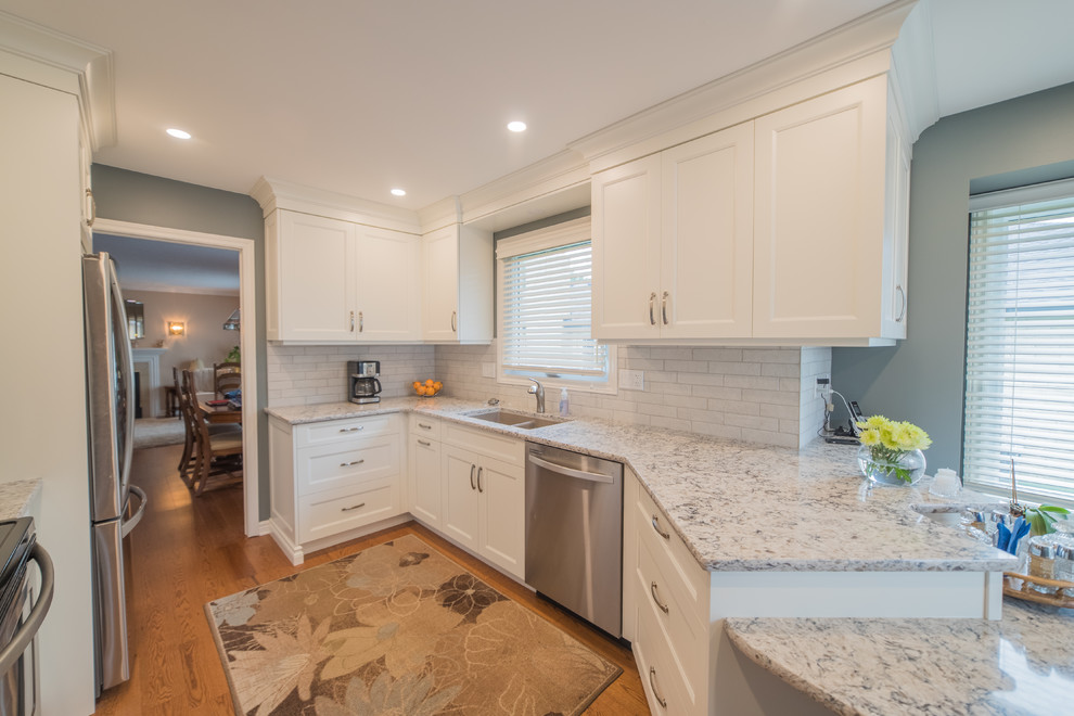 Transitional kitchen photo in Toronto