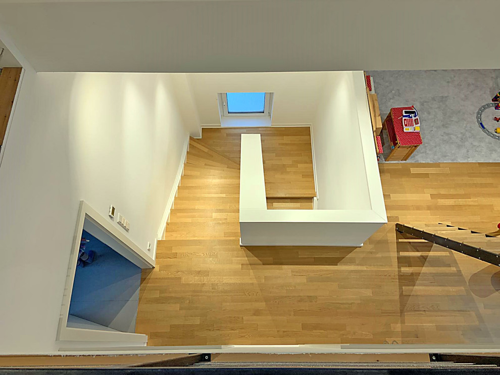 Kleine Moderne Holztreppe in U-Form mit Holz-Setzstufen und Tapetenwänden in Sonstige
