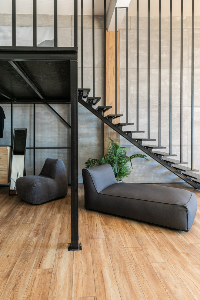 Лежак под лестницей