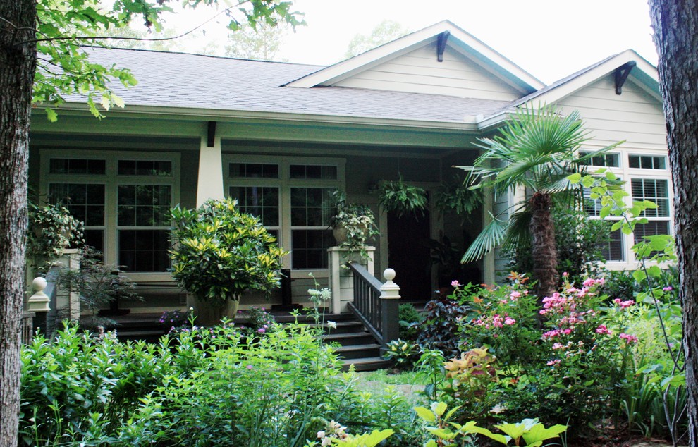 Inspiration for a mid-sized traditional front yard shaded garden in Other with a container garden and decking.