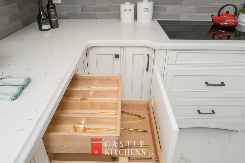 Example of a transitional home design design in Toronto