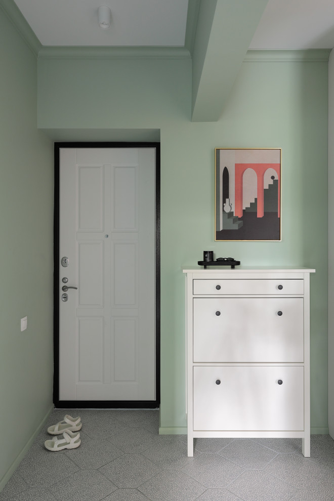 Источник вдохновения для домашнего уюта: маленькая входная дверь в скандинавском стиле с зелеными стенами, полом из керамической плитки, одностворчатой входной дверью, белой входной дверью и серым полом для на участке и в саду