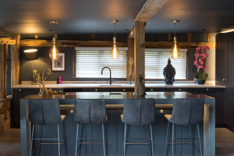 Immagine di una grande cucina classica con lavello integrato, ante in stile shaker, ante grigie, top in quarzite, elettrodomestici neri, pavimento in cementine, pavimento grigio e top grigio