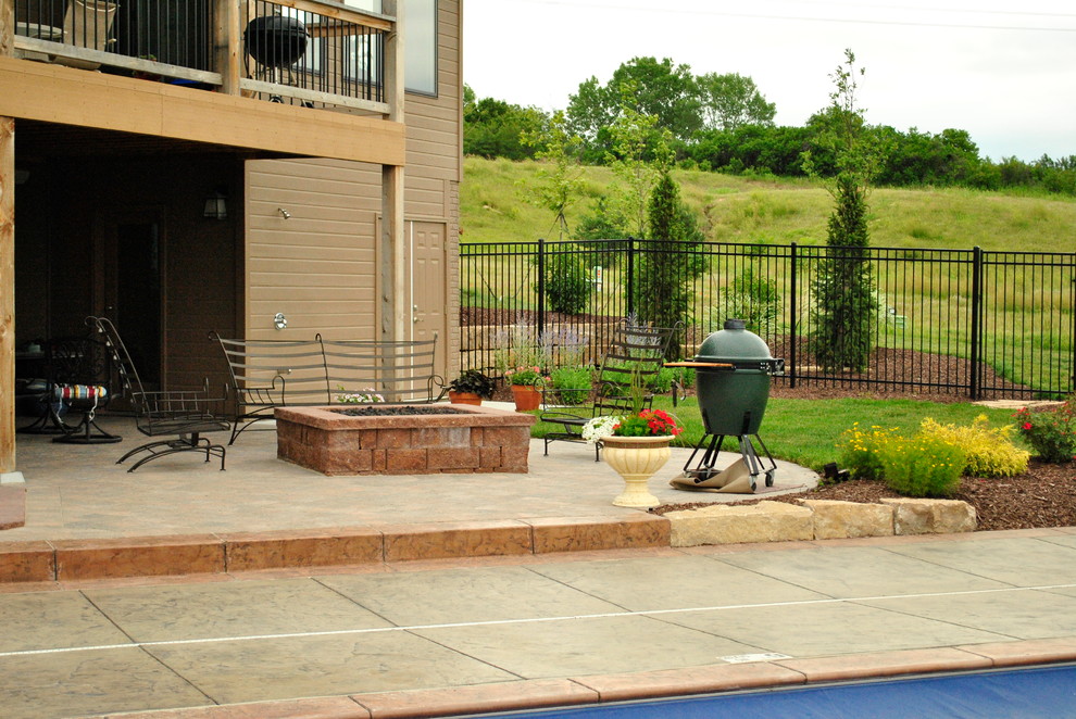 Photo of a contemporary patio in Omaha.