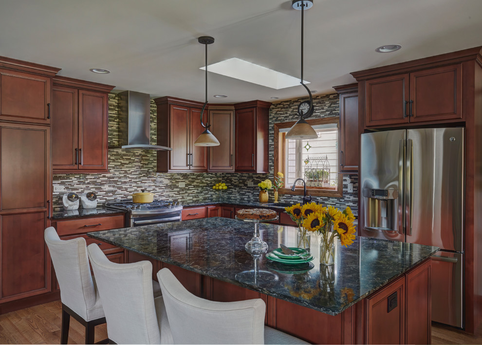 Kitchen - transitional kitchen idea in Chicago