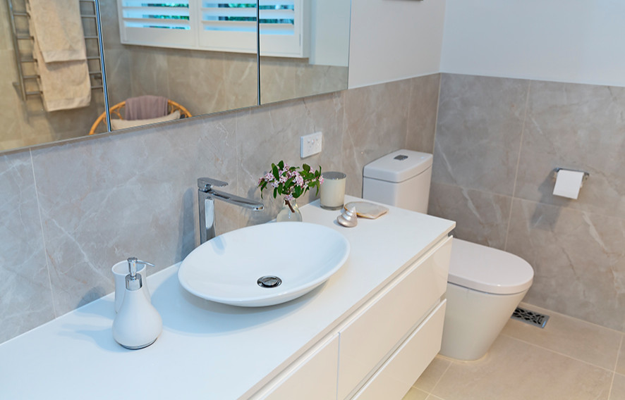 This is an example of a large contemporary bathroom in Melbourne.