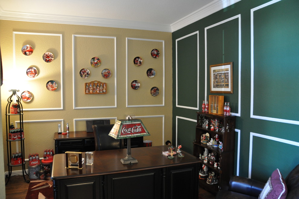 Design ideas for a traditional home office in Dallas.